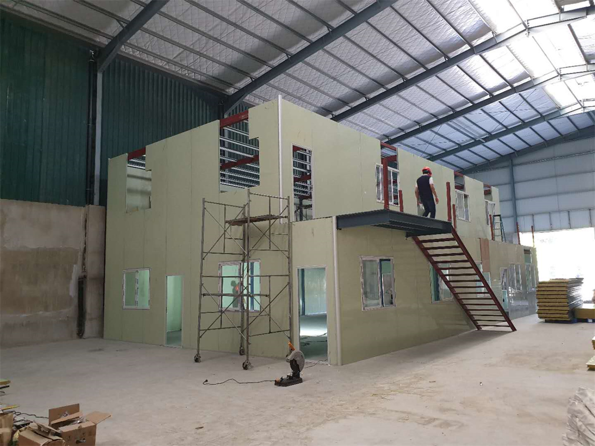 Economical Design Prefabricated House in The Warehouse