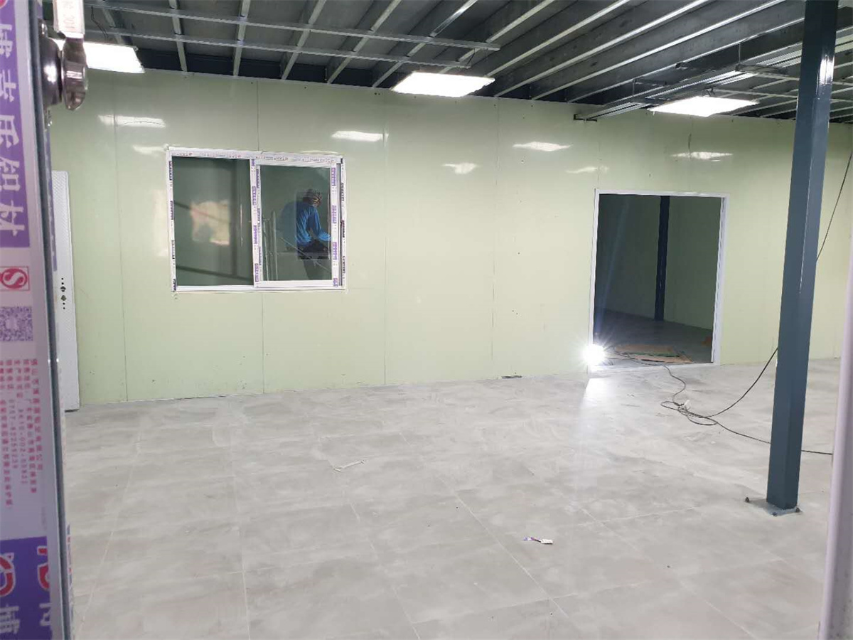 Economical Design Prefabricated House in The Warehouse