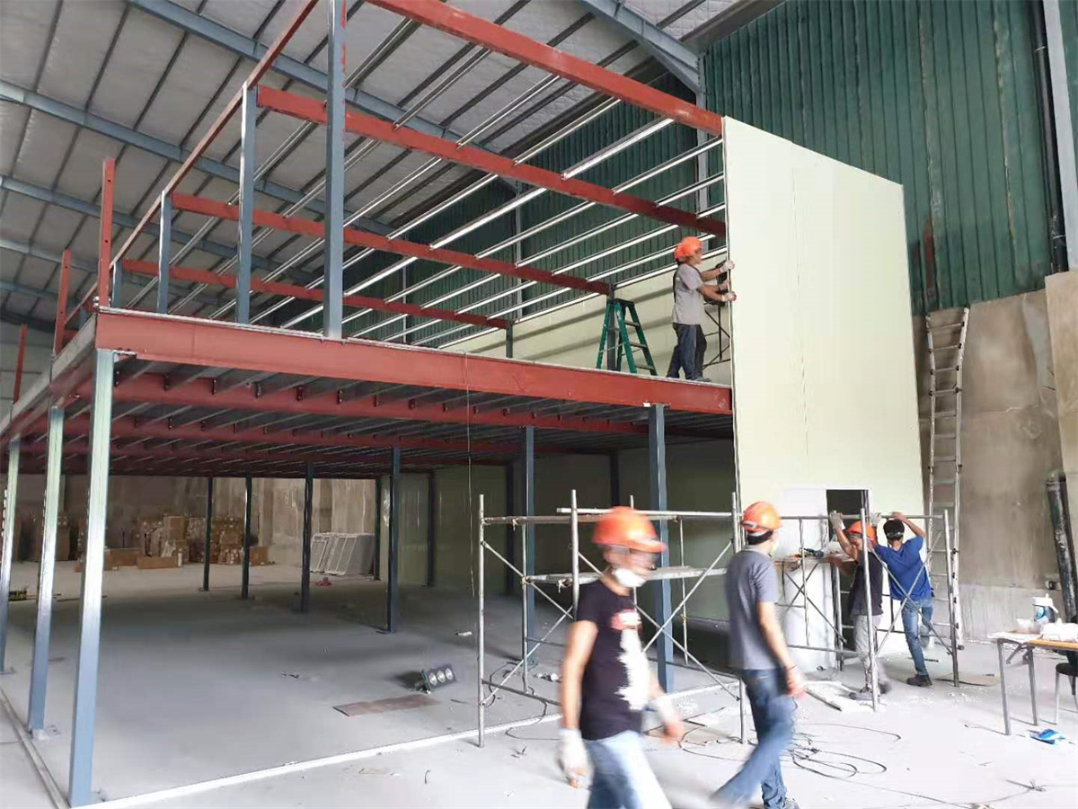 Economical Design Prefabricated House in The Warehouse