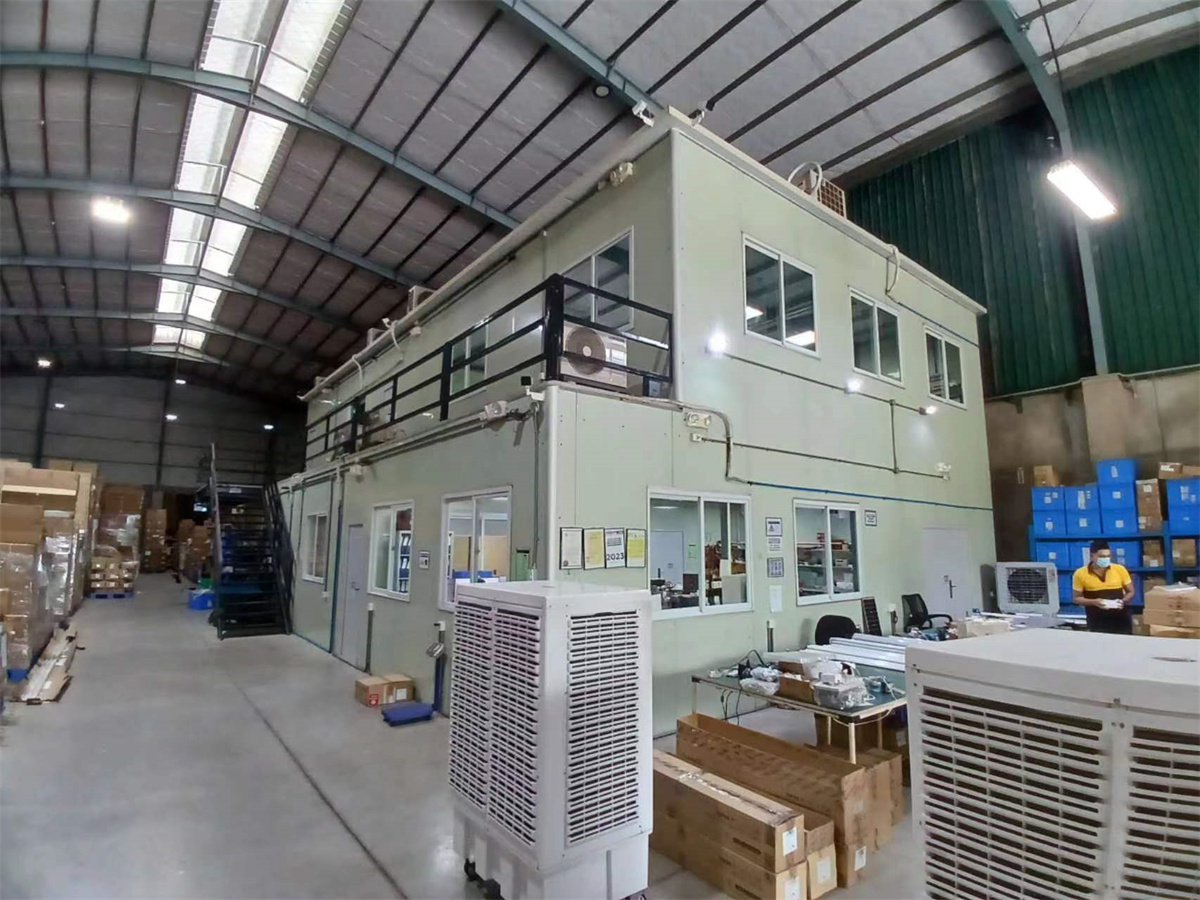 Economical Design Prefabricated House in The Warehouse